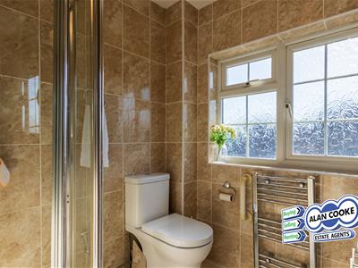 EN-SUITE SHOWER ROOM